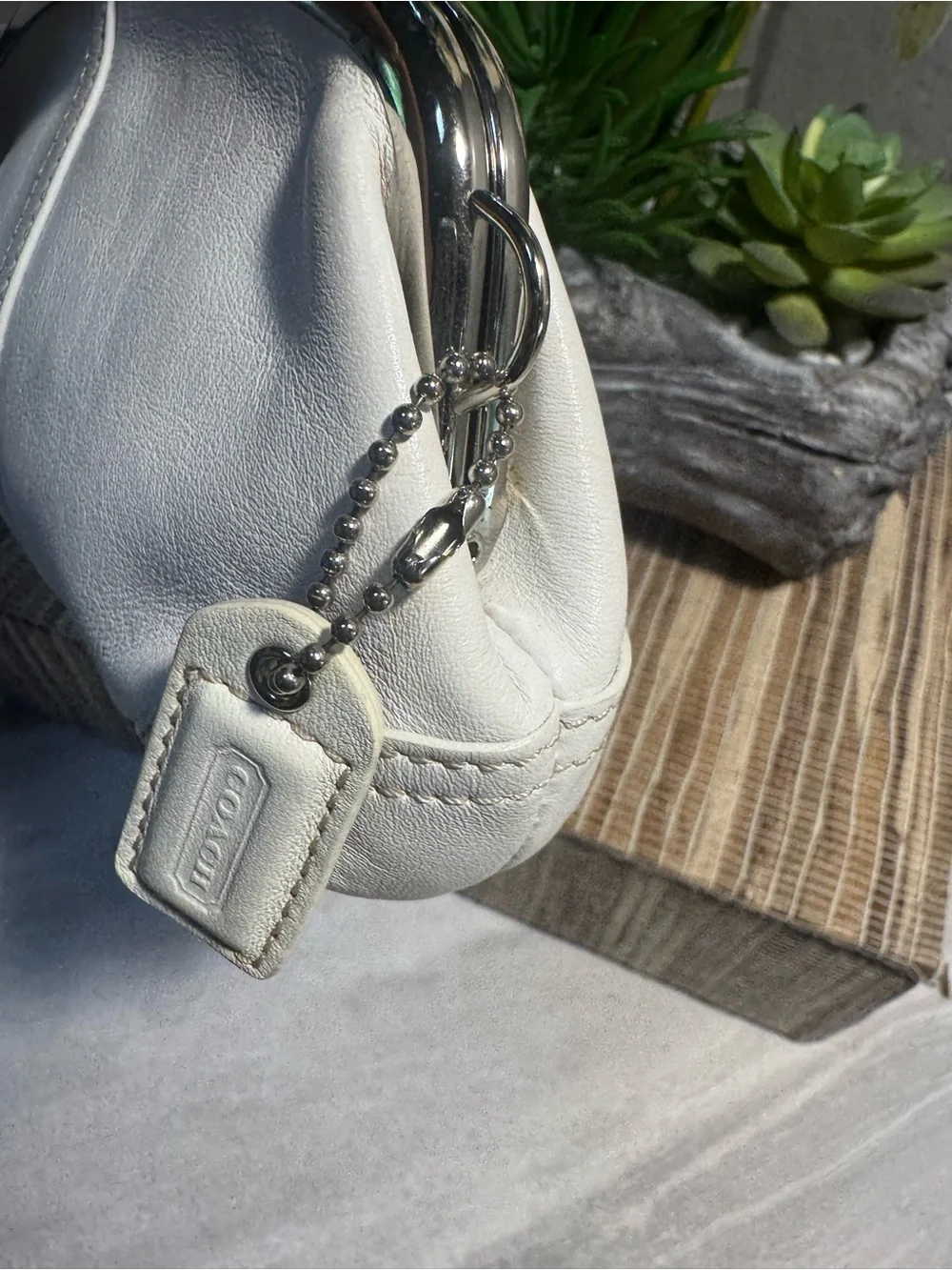 Like NEW Coach KISS LOCK Soft Off White Leather Clutch 2 Tone HangTag Fits Phone